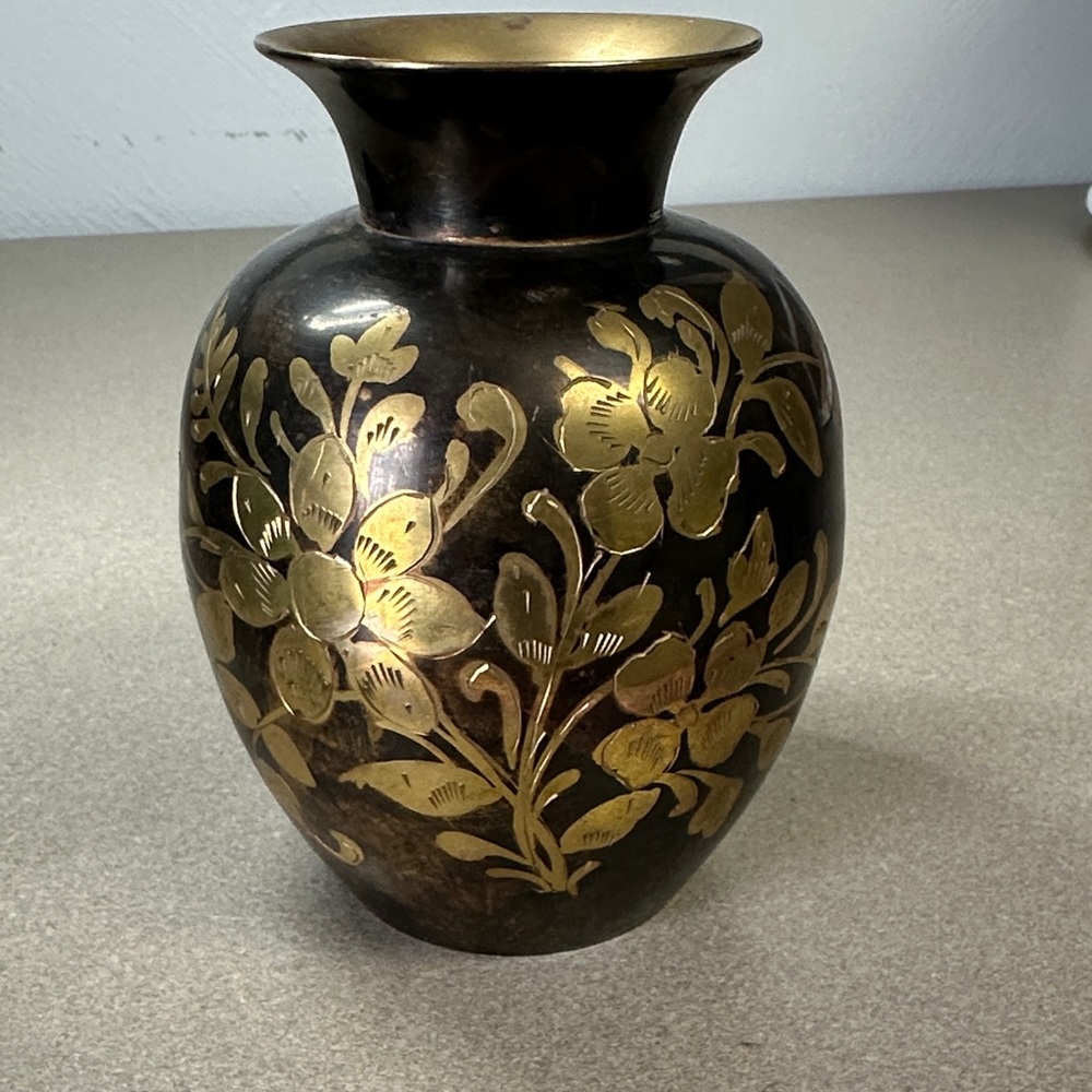 Artisan Elegant Gold Etched Floral Vase made in India